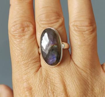 925 zilveren ring met natuurlijke paarse Labradoriet steen beschikbaar voor biedingen