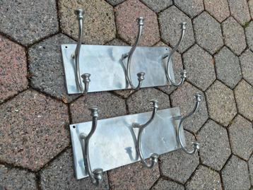 2 aluminium kapstokken met 3 haken beschikbaar voor biedingen