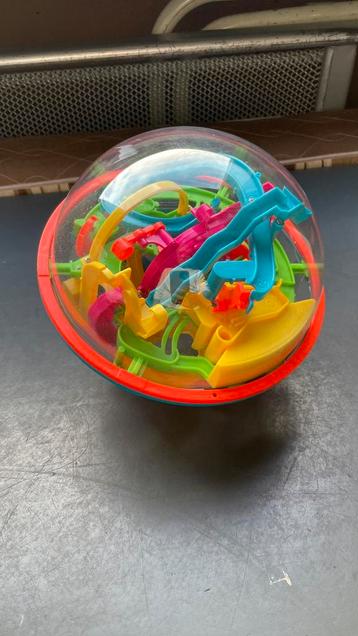 Doolhofbal beschikbaar voor biedingen