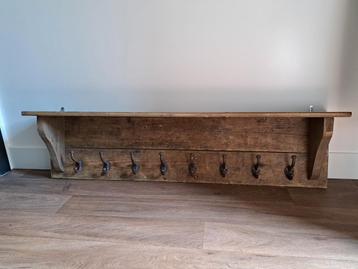 Houten Kapstok met Plank beschikbaar voor biedingen