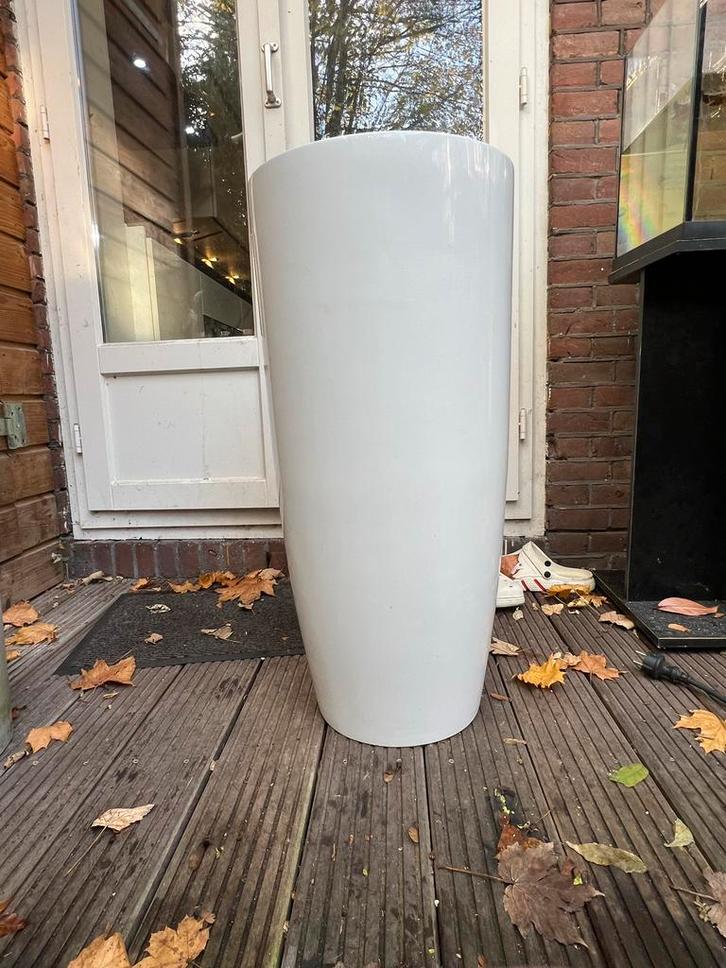 Witte Bloempot - Gratis levering, Tuin en Terras, Bloempotten, Zo goed als nieuw, Kunststof, Binnen, 70 cm of meer, 25 tot 40 cm