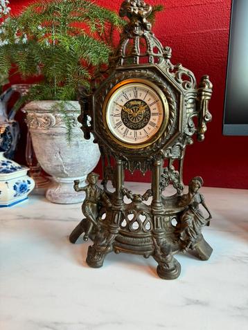 Klassieke Pendule klok beschikbaar voor biedingen