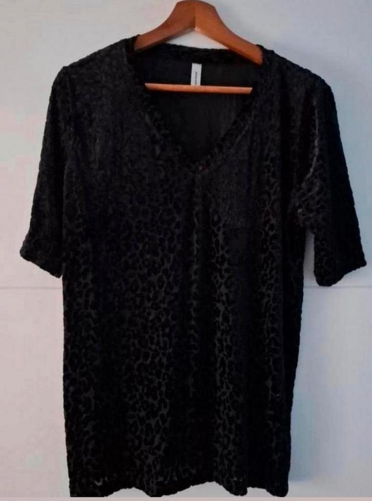Leuke top in een velvet panterprintje Soyaconcept maat L/40, Kleding | Dames, Tops, Zo goed als nieuw, Maat 38/40 (M), Zwart, Korte mouw