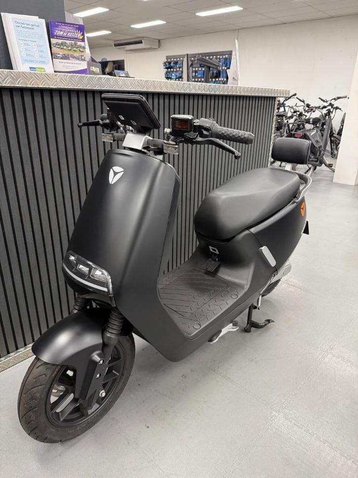 Yadea G5 Brom Mat Zwart Elektrische 45KM BJ 2025 NIEUW, Fietsen en Brommers, Scooters | Overige merken, Nieuw, Maximaal 45 km/u