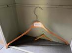 Uitvergrootte kleerhanger SCHIESSER blank hout met metaal, Antiek en Kunst, Ophalen