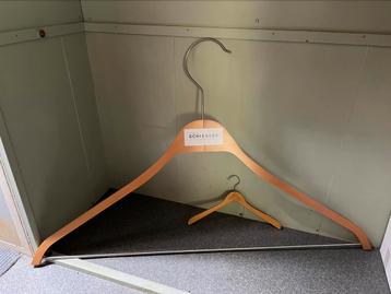 Uitvergrootte kleerhanger SCHIESSER blank hout met metaal   beschikbaar voor biedingen