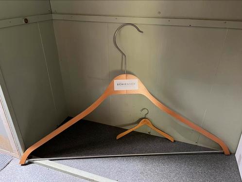 Uitvergrootte kleerhanger SCHIESSER blank hout met metaal, Antiek en Kunst, Curiosa en Brocante, Ophalen