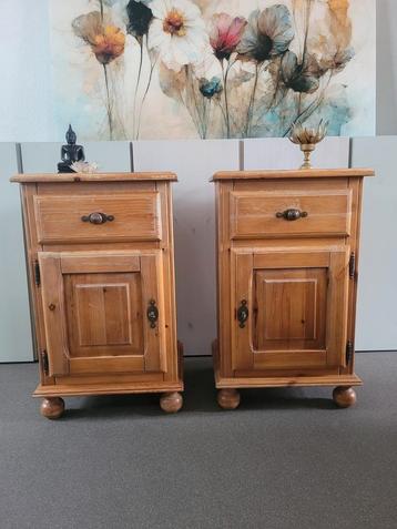 Set van 2 Houten Nachtkastjes beschikbaar voor biedingen