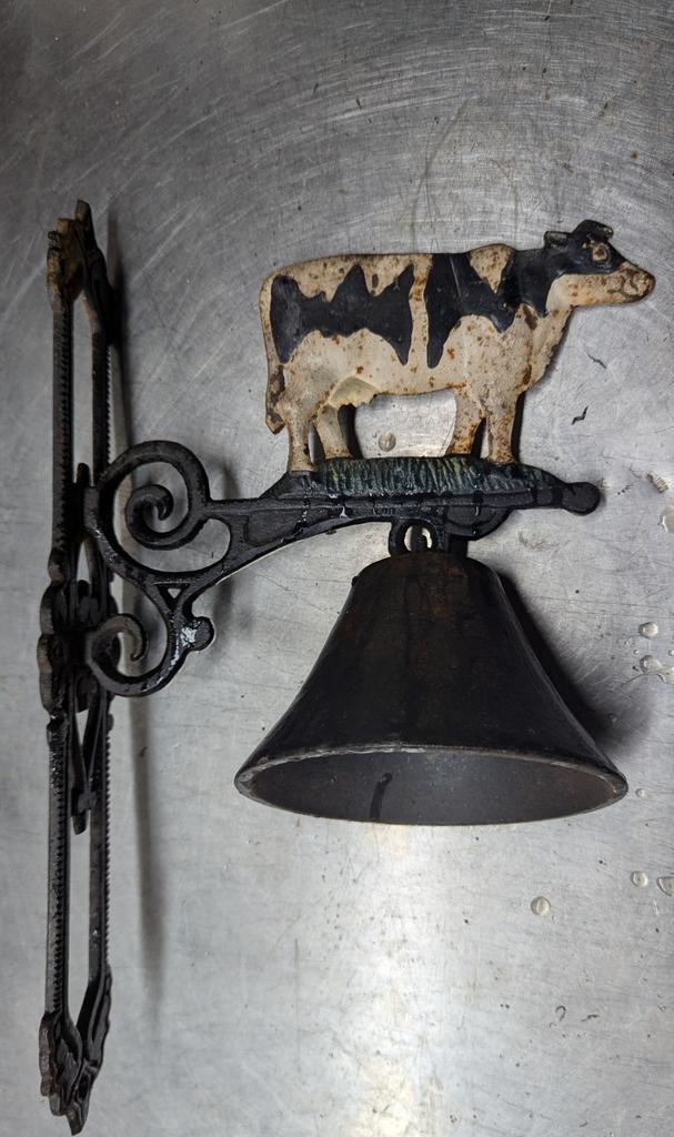 Antieke koeienbel met wandmontage, Antiek en Kunst, Antiek | Overige Antiek, Ophalen of Verzenden