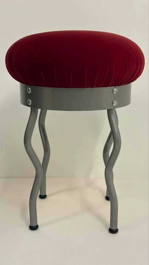 Vintage IKEA design kruk URI Memphis Stijl rood wavy pootjes, Huis en Inrichting, Krukjes, Zo goed als nieuw, IJzer, Ophalen