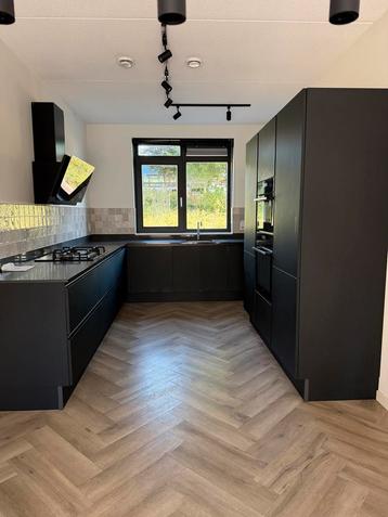 Complete Zwarte Keuken met Apparatuur Bruynzeel beschikbaar voor biedingen