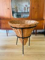 Vintage Rieten puntmand met Standaard, Ophalen, Gebruikt, Mand, Rond