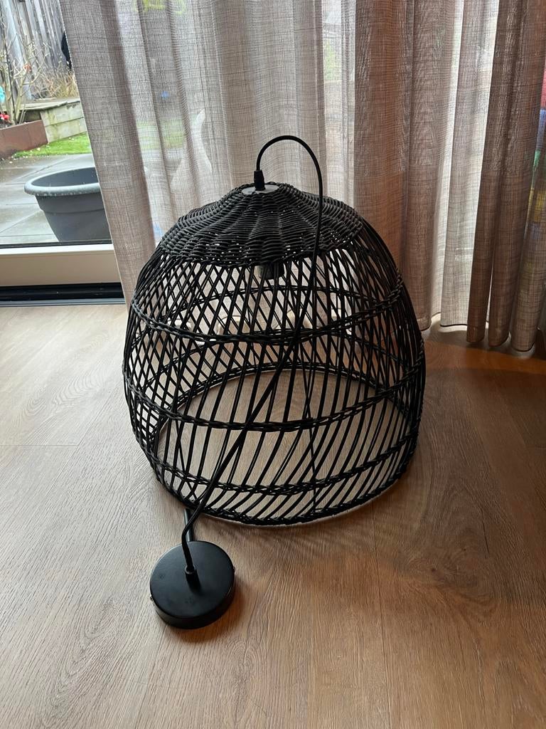 Mooie rieten hanglamp zwart, Huis en Inrichting, Lampen | Hanglampen, Ophalen of Verzenden, Zo goed als nieuw, Overige materialen