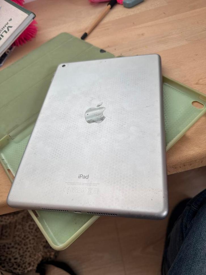 iPad A1822 - 32GB - Zilver, Computers en Software, Apple iPads, Gebruikt, Apple iPad, Wi-Fi, 9 inch, 32 GB, Zilver, Ophalen