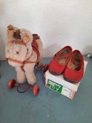 Antieke kinderschoentjes van rood leer beschikbaar voor biedingen