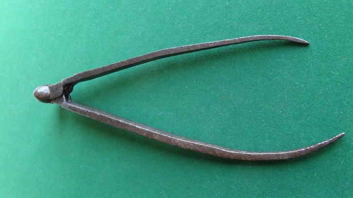Bodemvondst - Antieke Smeedijzeren krom passer 17/18e eeuw, Antiek en Kunst, Antiek | Gereedschap en Instrumenten, Ophalen of Verzenden