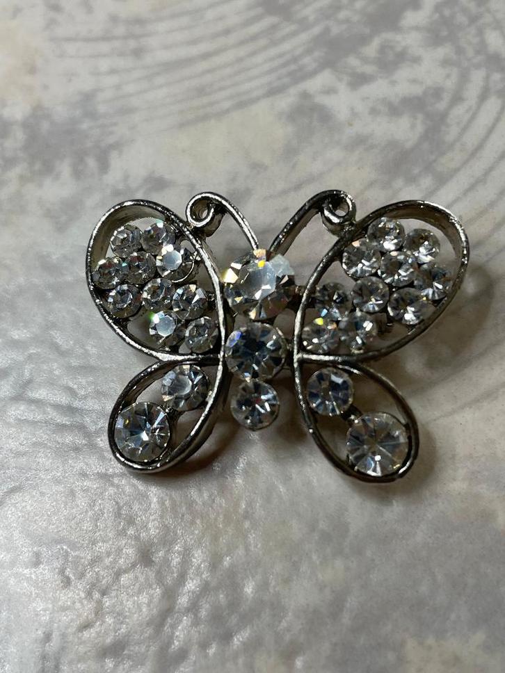 Kleine pin vlinder met aurora strass, Sieraden, Tassen en Uiterlijk, Antieke sieraden, Broche, Overige materialen, Ophalen
