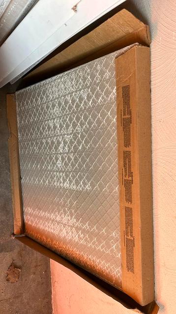 Lichtgrijze keramische tegels beschikbaar voor biedingen