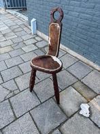 Unieke houten stoel met vacht zitting, Bruin, Ophalen of Verzenden, Eén, Hout