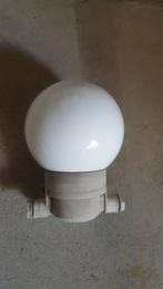 Witte buiten bol lamp, Tuin en Terras, Buitenverlichting, Gebruikt, Wandlamp, Ophalen of Verzenden, Netvoeding