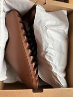 Adidas yeezy yzy slide flax 44,5, Ophalen of Verzenden, Nieuw