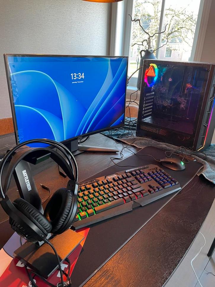 Gaming pc + monitor, Spelcomputers en Games, Games | Pc, Zo goed als nieuw, Overige genres, 1 speler, Vanaf 12 jaar, Ophalen