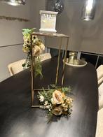 Te huur: Stijlvolle tafeldecoratie met bloemen & lantaarn, Huis en Inrichting, Woonaccessoires | Zuilen en Pilaren, Ophalen of Verzenden