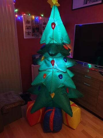 Kerstpop, Kerstboom met kados met ledverlichting beschikbaar voor biedingen