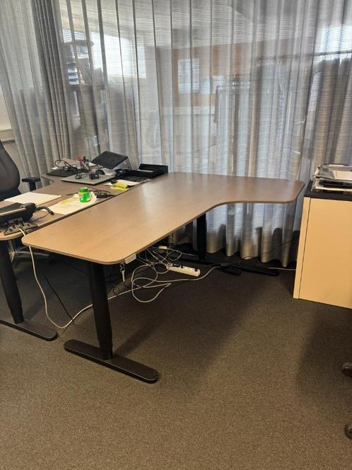 Hoekbureau elektrisch - IKEA Bekant - 2 beschikbaar, Huis en Inrichting, Bureaus, Zo goed als nieuw, Bureau, Elektrisch, In hoogte verstelbaar