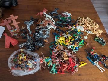  Verzameling plastic figuren beschikbaar voor biedingen