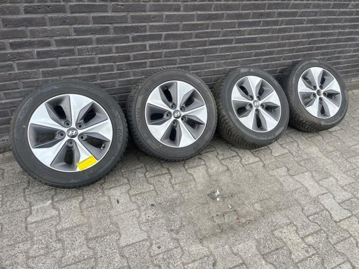 Sportvelgenset + winterbanden van een Hyundai Ioniq, Auto-onderdelen, Banden en Velgen, Personenwagen, Gebruikt, 3 maanden garantie