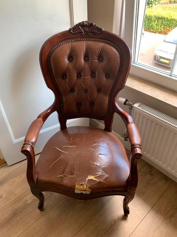 Antieke stoel beschikbaar voor biedingen