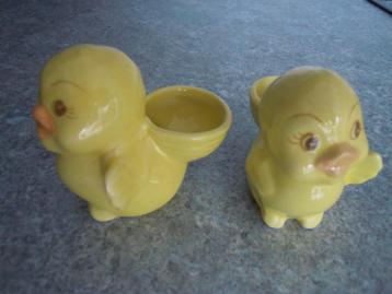 2 vrolijke kuiken-eierdopjes   beschikbaar voor biedingen