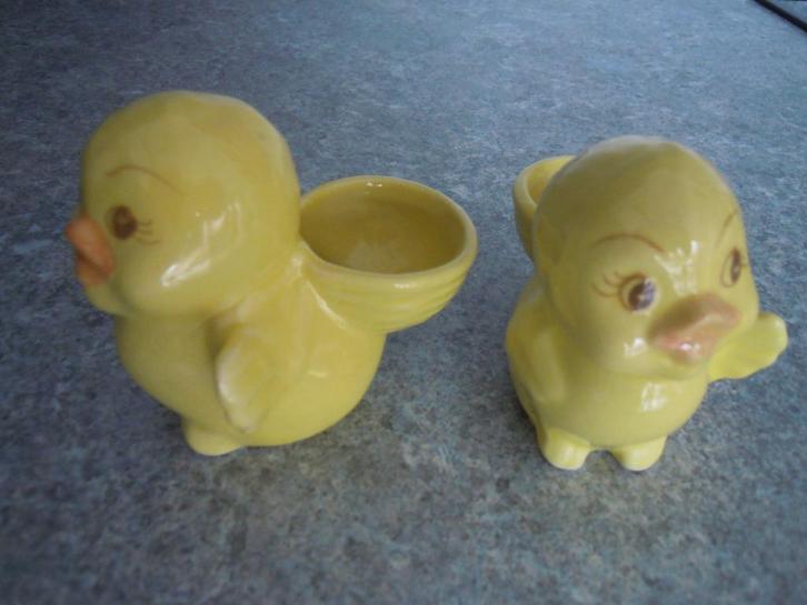2 vrolijke kuiken-eierdopjes  , Huis en Inrichting, Keuken | Servies, Zo goed als nieuw, Overige typen, Overige stijlen, Aardewerk