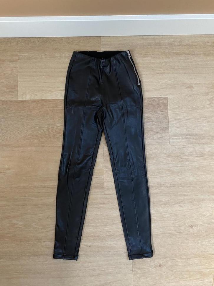 Zwarte legging / broek van New Look, faux leer, 34 / XS, Kleding | Dames, Broeken en Pantalons, Zo goed als nieuw, Maat 34 (XS) of kleiner