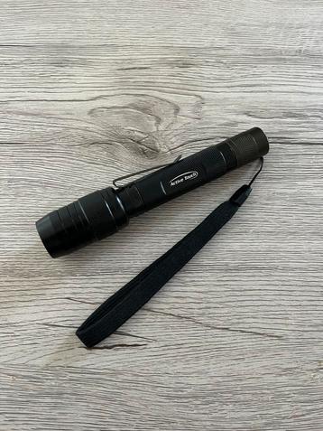 Krachtige zaklamp • 2 AA batterijen • Mellert TL372 beschikbaar voor biedingen