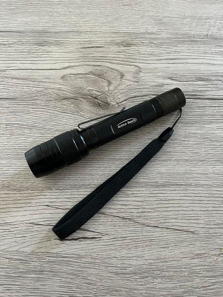 Krachtige zaklamp • 2 AA batterijen • Mellert TL372, Caravans en Kamperen, Zaklampen, Zo goed als nieuw, Batterij, Ophalen of Verzenden