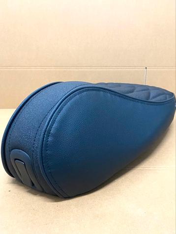 Vespa sprint zadel volledig zwart met Ruitjespatroon  beschikbaar voor biedingen