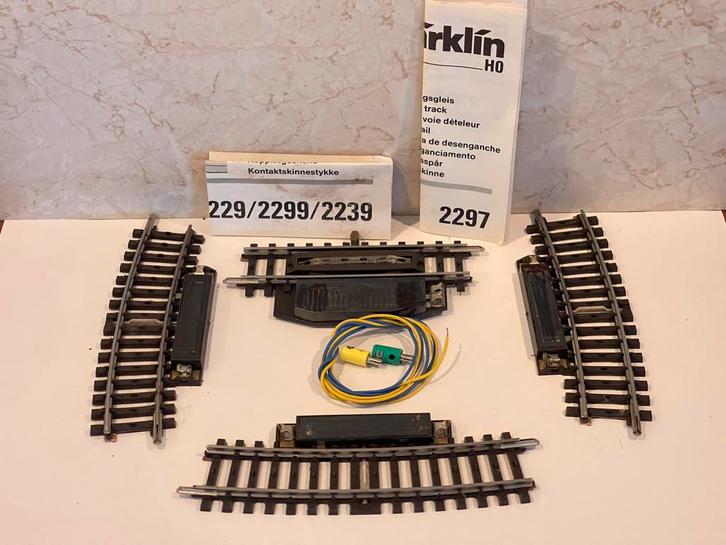 ** Märklin K 3x 2239 Contactrail + 1x 2297 Ontkoppelrail **, Hobby en Vrije tijd, Modeltreinen | H0, Zo goed als nieuw, Rails