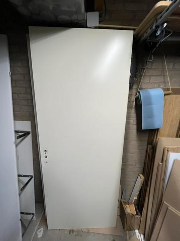 Twee binnendeuren 210x83 beschikbaar voor biedingen