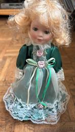 Porseleinen pop 25 cm  Victorian doll op atandaard, Ophalen of Verzenden, Gebruikt, Pop