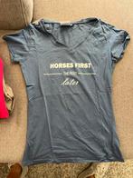 Blauw shirt maat M KNHS horses first the rest later, Dieren en Toebehoren, Gebruikt, Dressuur, Ophalen of Verzenden, Dames