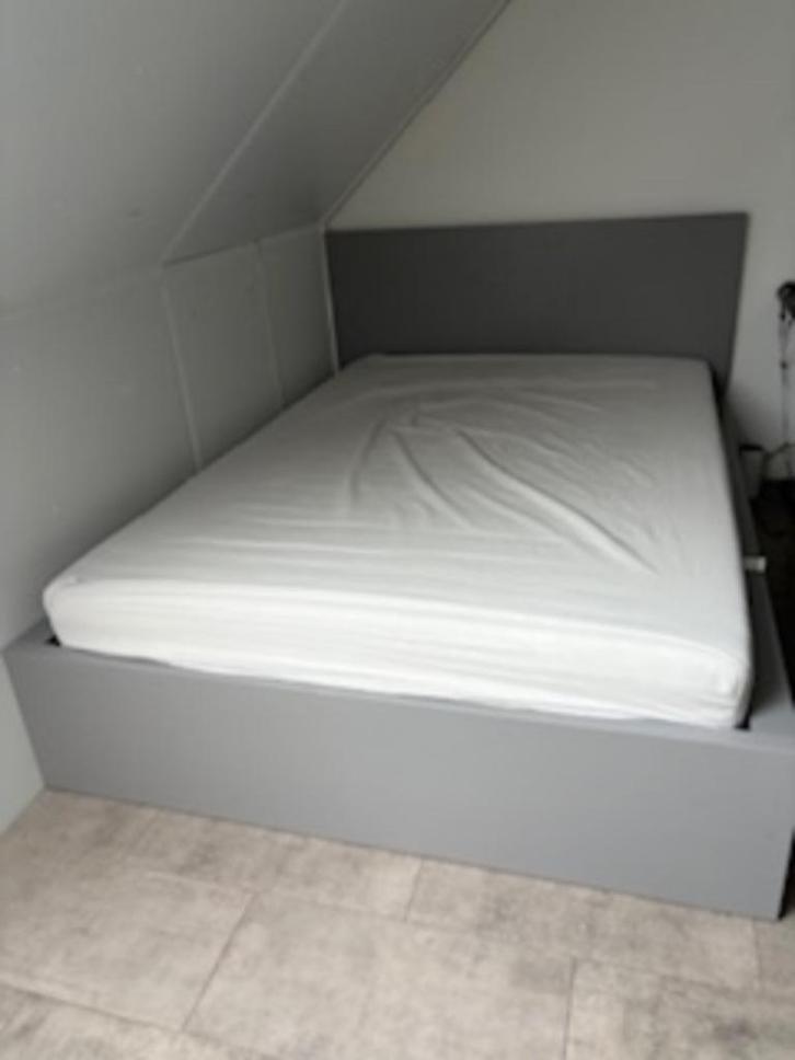 Malm bed Ikea grijs 140x200, Huis en Inrichting, Slaapkamer | Bedden, Zo goed als nieuw, Tweepersoons, 140 cm, 200 cm, Hout, Grijs