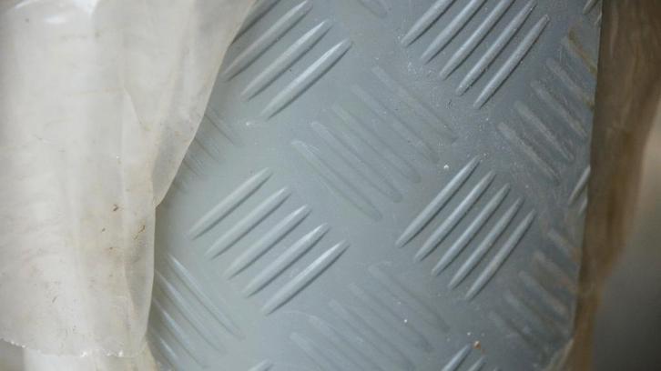 Te koop vloer rubber grijs traanplaat, Huis en Inrichting, Stoffering | Vloerbedekking, Nieuw, Overige typen, Grijs, 50 tot 75 m²