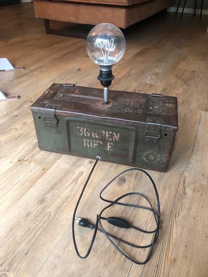 Lamp gemaakt van metalen legerkist, Huis en Inrichting, Lampen | Vloerlampen, Gebruikt, Minder dan 100 cm, Metaal, Ophalen