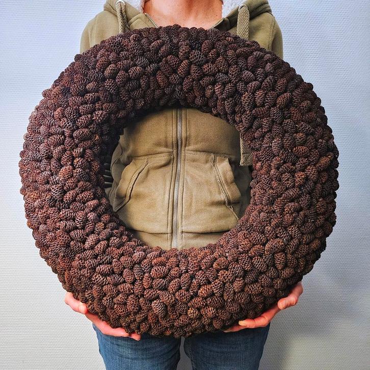 Elzenkegels krans 55 cm, Huis en Inrichting, Woonaccessoires | Kransen, Nieuw, Ophalen of Verzenden