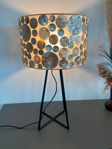Staande lamp met goudkleurige schelpen beschikbaar voor biedingen