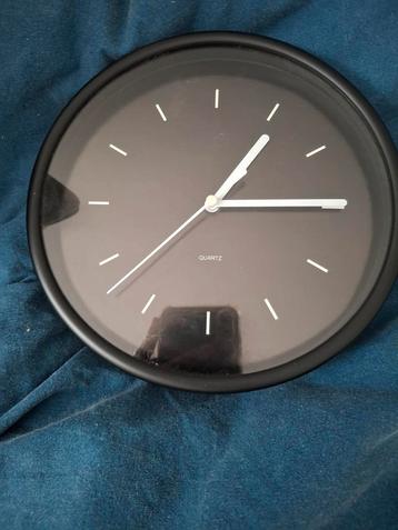 Muurklok quartz  beschikbaar voor biedingen