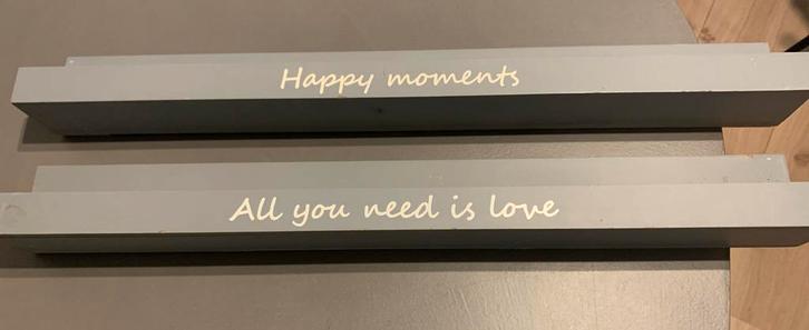 Grijze Wandplankjes met Tekst, Huis en Inrichting, Woonaccessoires | Wanddecoraties, Gebruikt, Ophalen of Verzenden