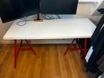 Ikea Linnmon bureau 140x60 - Wit blad, rode poten, Ophalen, Zo goed als nieuw, Bureau